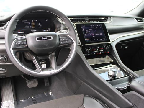 New 2025 Jeep Grand Cherokee Altitude RWD image 11