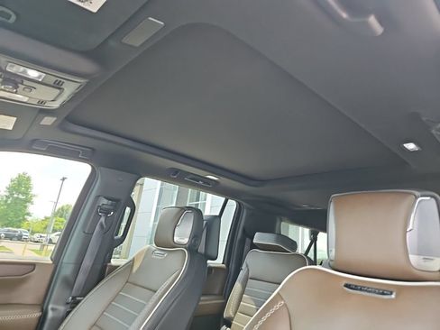 Used 2025 GMC Yukon XL Denali Ultimate AWD/4WD image 13