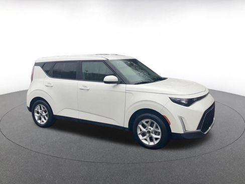Used 2025 Kia Soul LX w/ LX Technology Package image 2