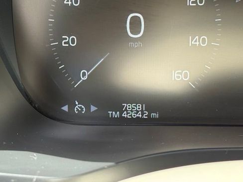 Used 2019 Volvo XC60 T5 Momentum w/ Multimedia Package AWD/4WD image 6