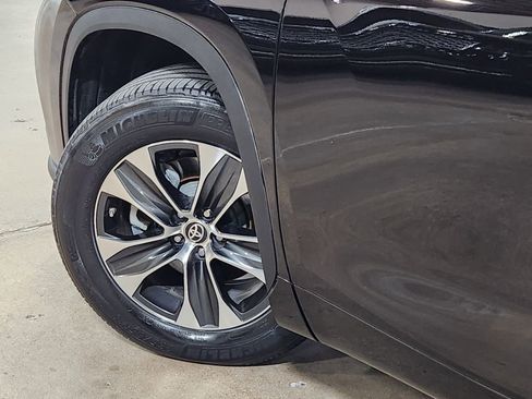 Used 2021 Toyota Highlander XLE FWD image 23