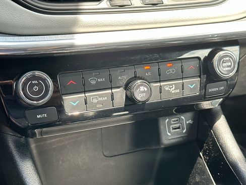 Used 2023 Jeep Compass Limited image 18