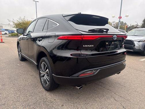 Used 2023 Toyota Venza LE AWD/4WD image 5