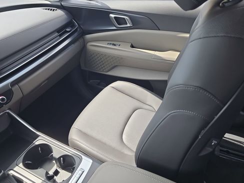 New 2026 Kia Carnival FWD image 15