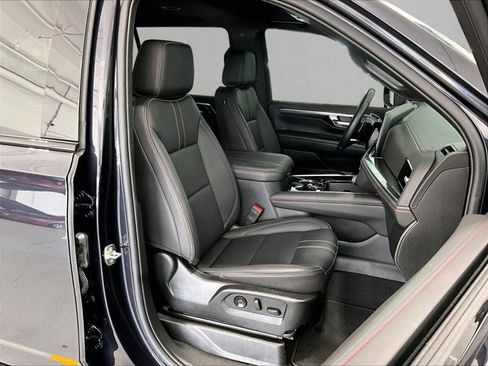 Used 2025 Chevrolet Suburban RST RWD image 9