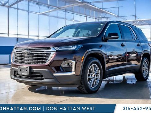 Used 2023 Chevrolet Traverse LT image 1