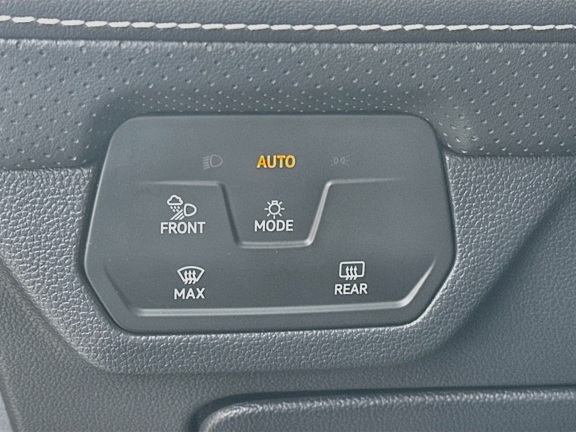 Used 2025 Volkswagen Atlas SE AWD/4WD image 16