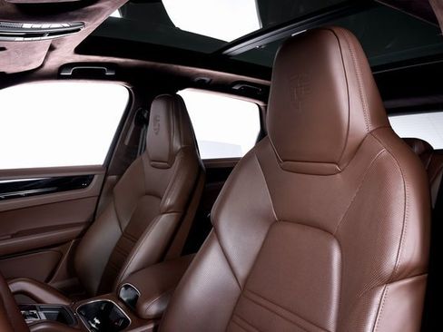 Used 2022 Porsche Cayenne Turbo S image 17