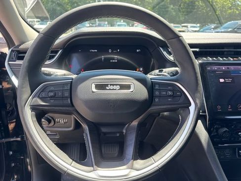 Used 2023 Jeep Grand Cherokee Limited w/ Black Appearance Package AWD/4WD image 19