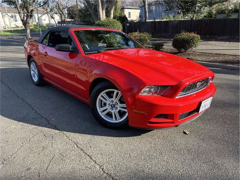 Used 2013 Ford Mustang Convertible image 1
