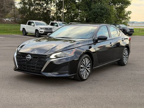Used 2025 Nissan Altima 2.5 SV FWD image 2