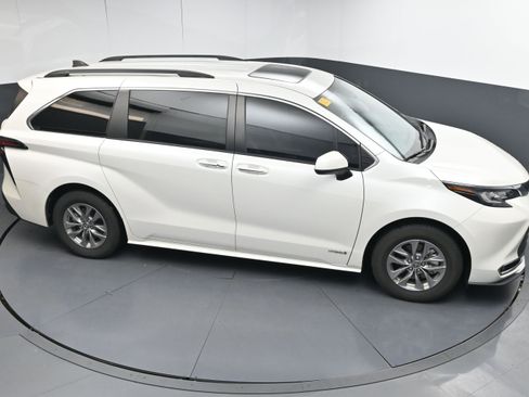 Certified 2021 Toyota Sienna XLE image 35