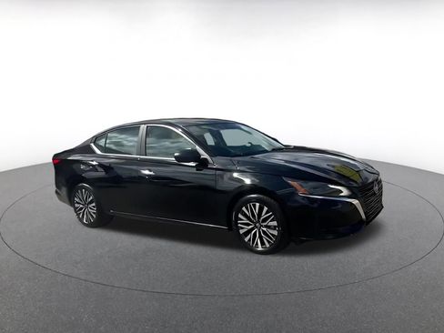 Used 2025 Nissan Altima 2.5 SV image 2