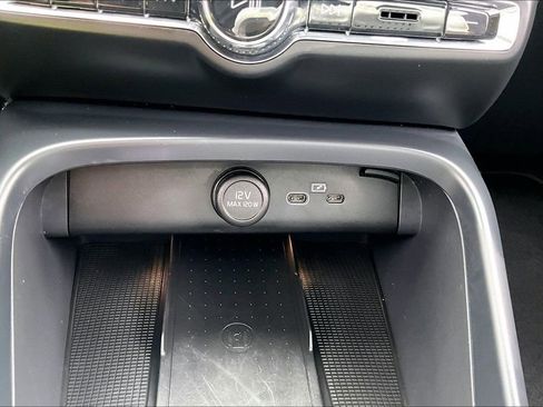 Used 2025 Volvo XC40 B5 Plus image 33