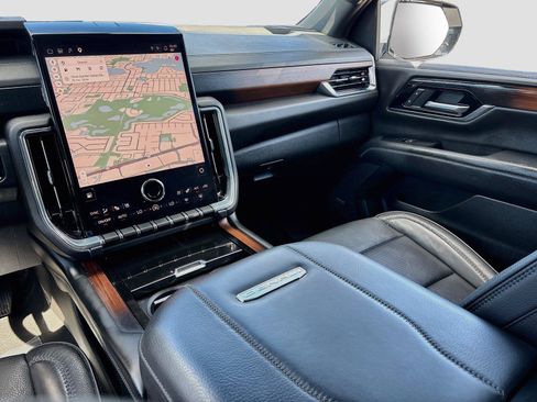 Used 2025 GMC Yukon Denali RWD image 24