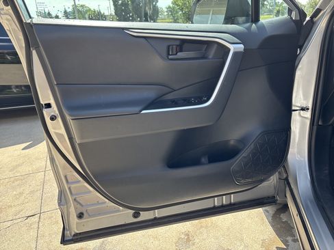 Used 2021 Toyota RAV4 LE AWD/4WD image 13