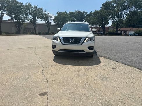 Used 2018 Nissan Pathfinder Platinum AWD/4WD image 2
