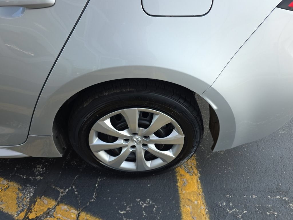 Used 2025 Toyota Corolla LE FWD image 11