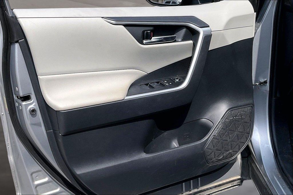Used 2019 Toyota RAV4 XLE FWD image 20