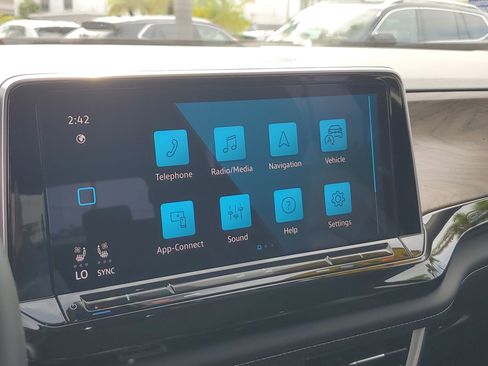 Used 2025 Volkswagen Atlas SE image 25