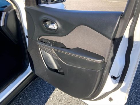 Used 2017 Jeep Cherokee Sport image 21