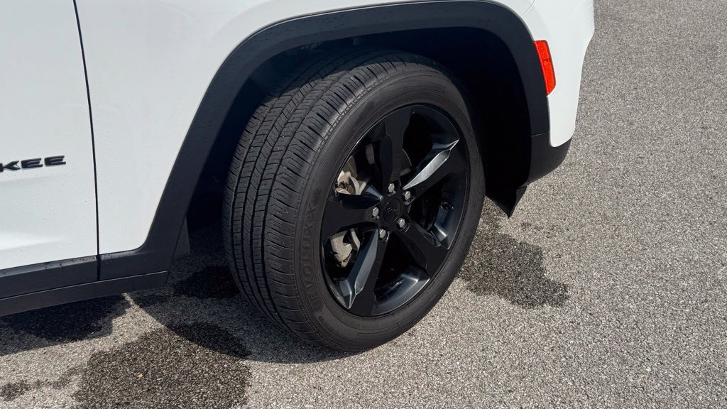 Used 2023 Jeep Grand Cherokee Altitude AWD/4WD image 6