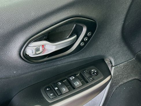 Used 2022 Jeep Cherokee Limited image 15