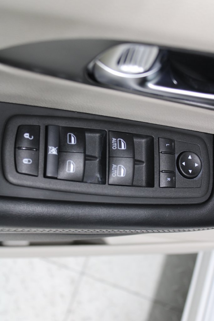Used 2022 Chrysler Pacifica Touring-L FWD image 39