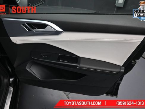 Used 2025 Volkswagen Taos SE FWD image 31