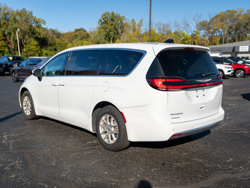 Used 2023 Chrysler Pacifica Touring-L FWD image 7