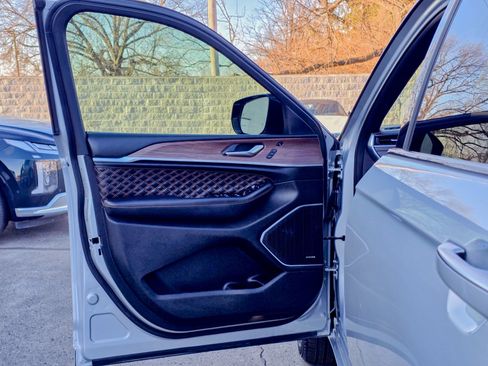 Used 2025 Jeep Grand Cherokee L Summit image 27