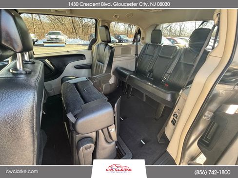 Used 2016 Chrysler Town & Country Touring image 18