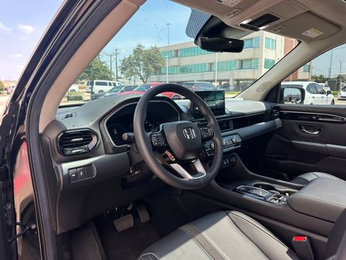 Used 2025 Honda Pilot Touring image 11