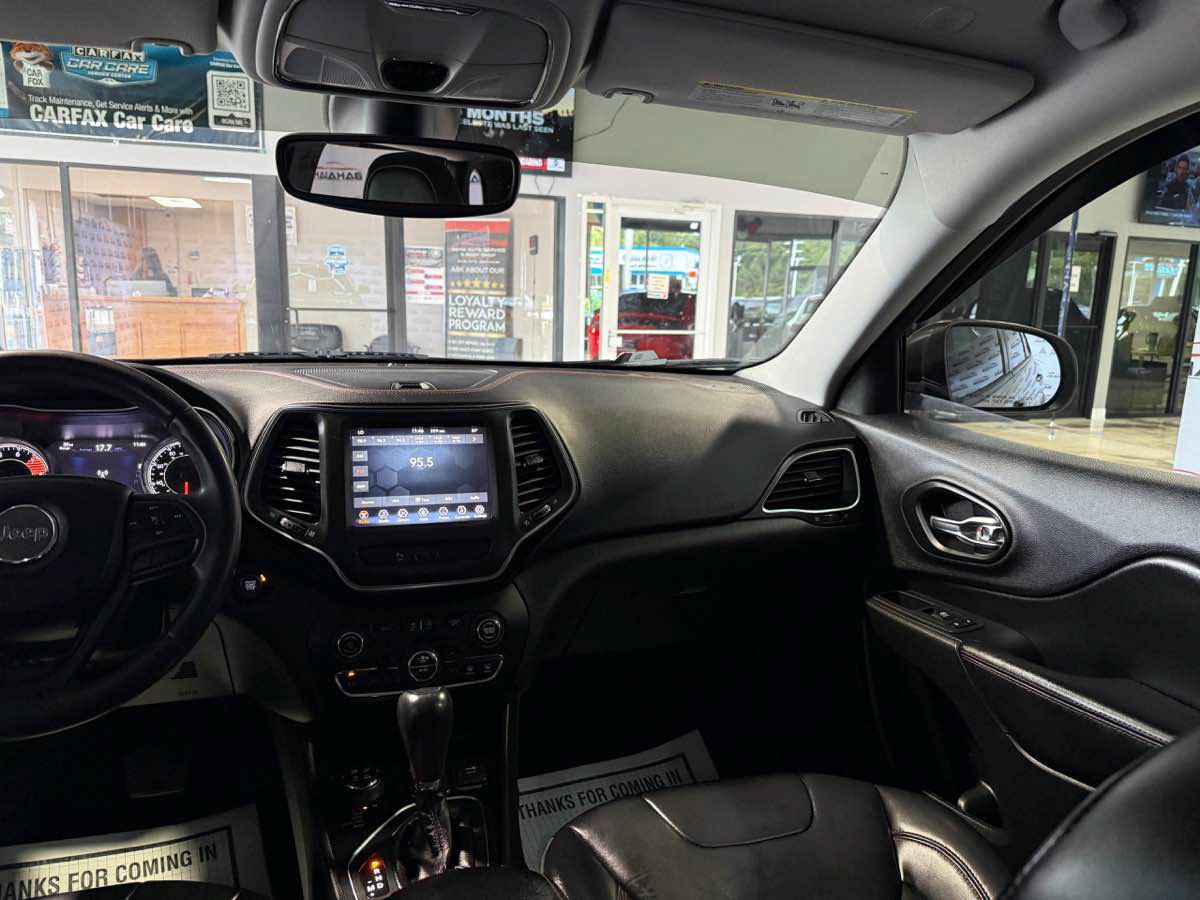 Used 2020 Jeep Cherokee Trailhawk AWD/4WD image 29