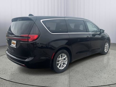 Used 2023 Chrysler Pacifica Touring-L FWD image 6