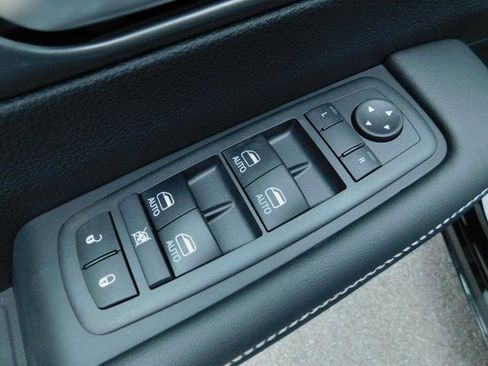 Used 2025 Chrysler Pacifica Select w/ Uconnect Theater Family Group FWD image 13