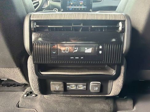 Used 2024 Jeep Wagoneer Series II w/ Flexible Seating Group AWD/4WD image 22