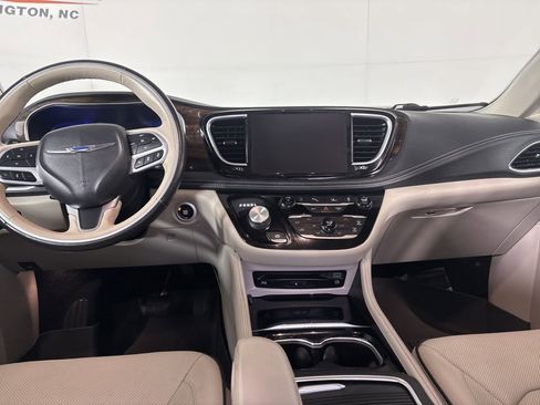 Used 2021 Chrysler Pacifica Limited w/ Uconnect Theater Family Group image 24