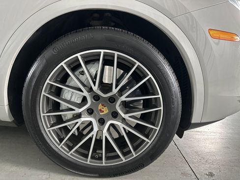 Used 2021 Porsche Cayenne Turbo image 4