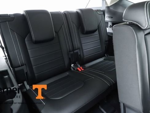 Used 2025 Volkswagen Atlas SEL AWD/4WD image 40