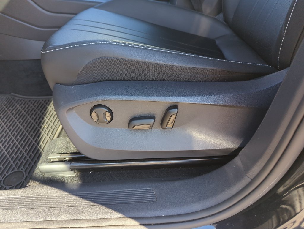 Used 2023 Volkswagen Tiguan SE w/ Panoramic Sunroof Package FWD image 11