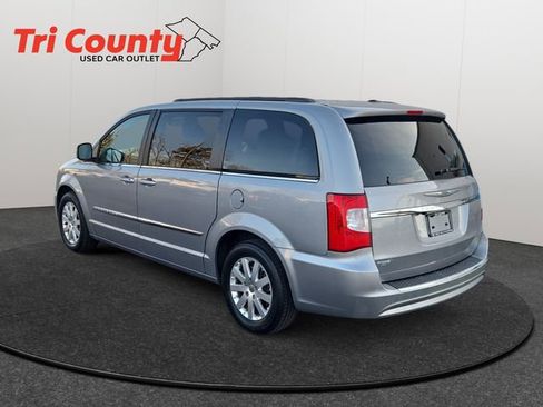 Used 2015 Chrysler Town & Country Touring image 6