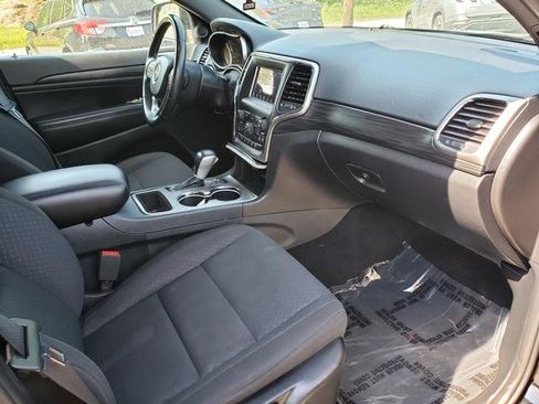 Used 2020 Jeep Grand Cherokee Laredo AWD/4WD image 19