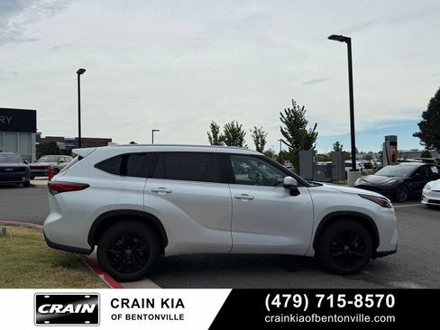 Used 2022 Toyota Highlander XLE FWD image 8