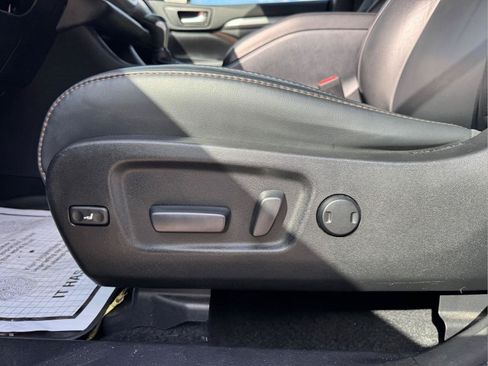 Used 2018 Toyota Highlander XLE AWD/4WD image 18