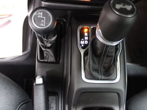 Used 2024 Jeep Wrangler Sport AWD/4WD image 31