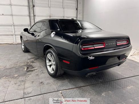 Used 2016 Dodge Challenger SXT image 6