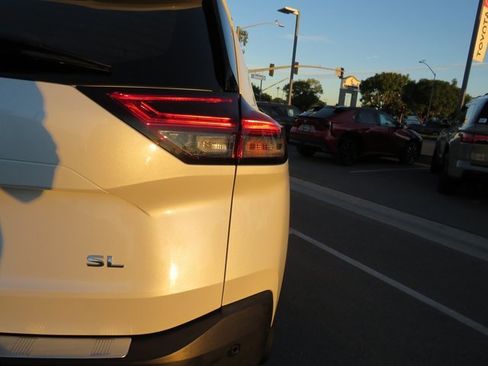 Used 2021 Nissan Rogue SL w/ Premium Package image 11