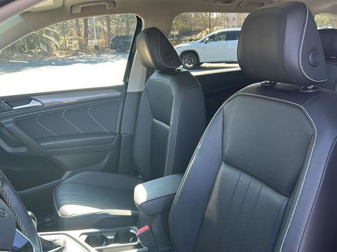 Certified 2024 Volkswagen Tiguan SE w/ Panoramic Sunroof Package image 13