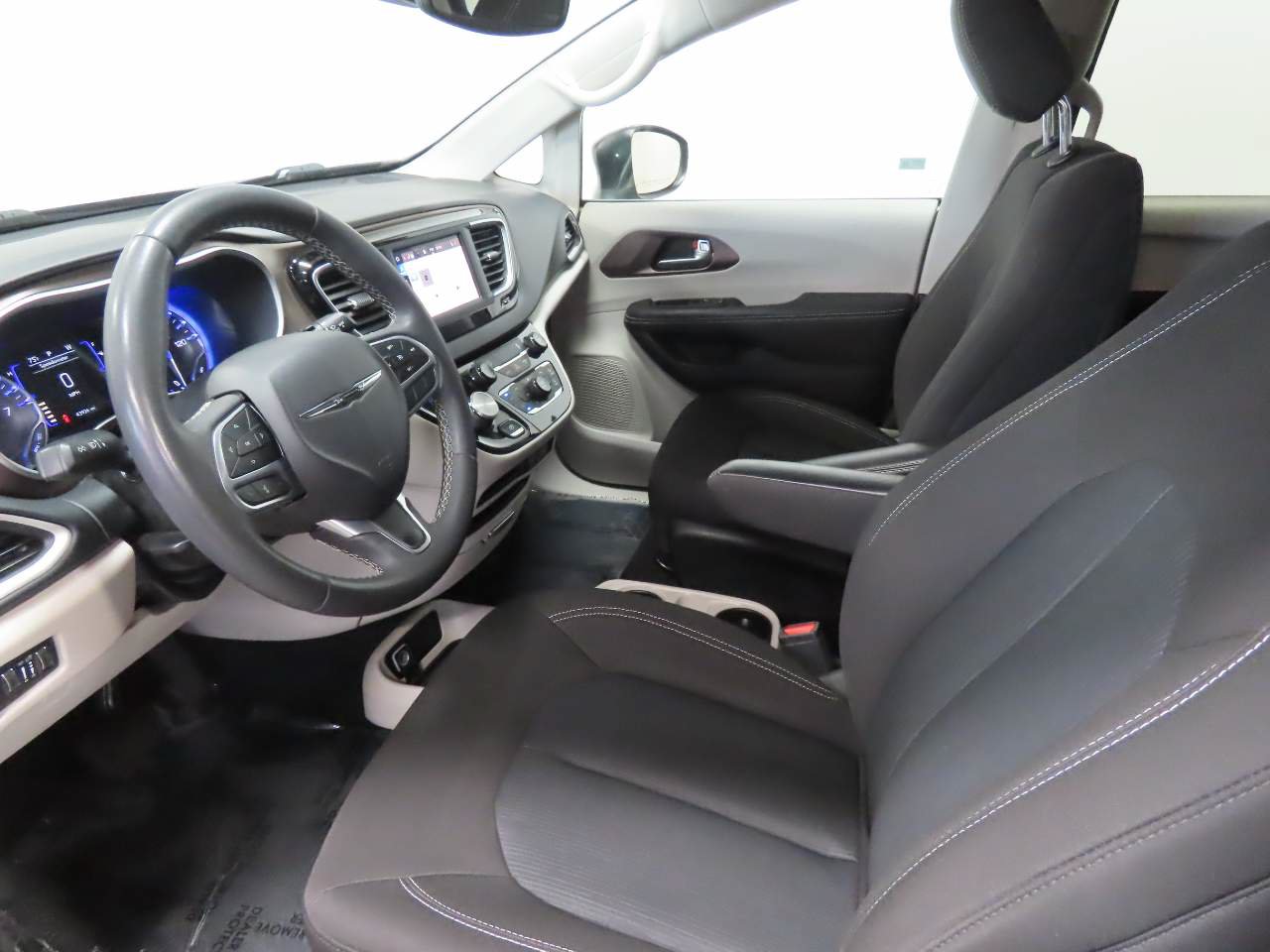 Used 2023 Chrysler Voyager LX FWD image 7